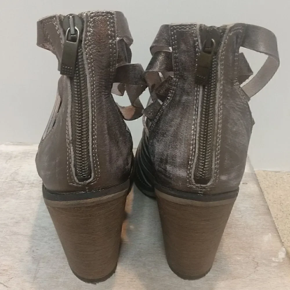 👍 Free People Distressed Booties Size 7 / 37.       A6
